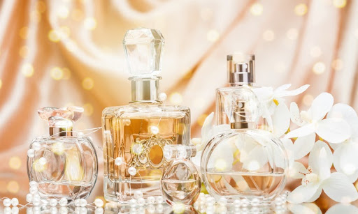 Obrázok zobrazujúci päť exkluzívnych parfumov.