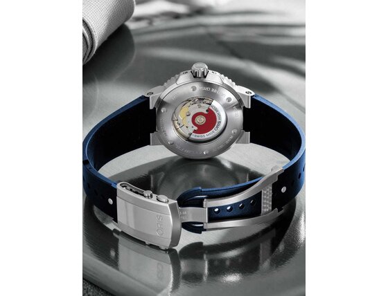oris-aquis-date-01-733-7730-4135-07-4-24-65eb-bue-dial-blue-strap-backside.jpg