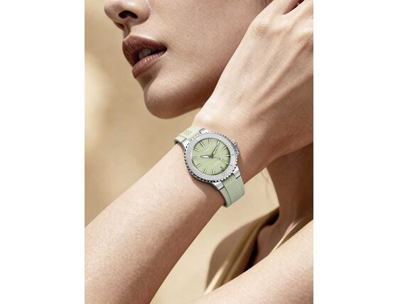 oris-ladies-quis-date-green-01-733-7770-4157-07-4-18-67fc-hand-shot-model.jpg