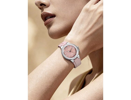 oris-ladies-quis-date-pink-01-733-7770-4158-07-4-18-66fc-hand-shot-model.jpg