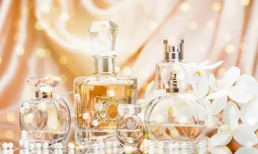 Obrázok zobrazujúci päť exkluzívnych parfumov.