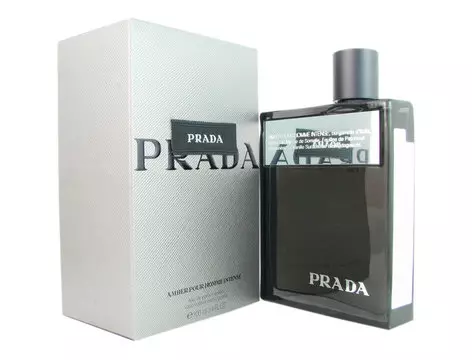 Na obrázku je zobrazený parfum od značky Prada v čiernom flakóne.