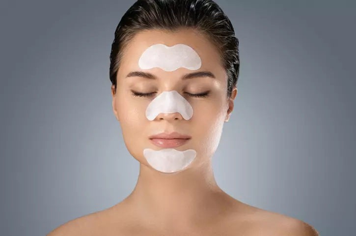 Žena s pleťovou maskou na tvári